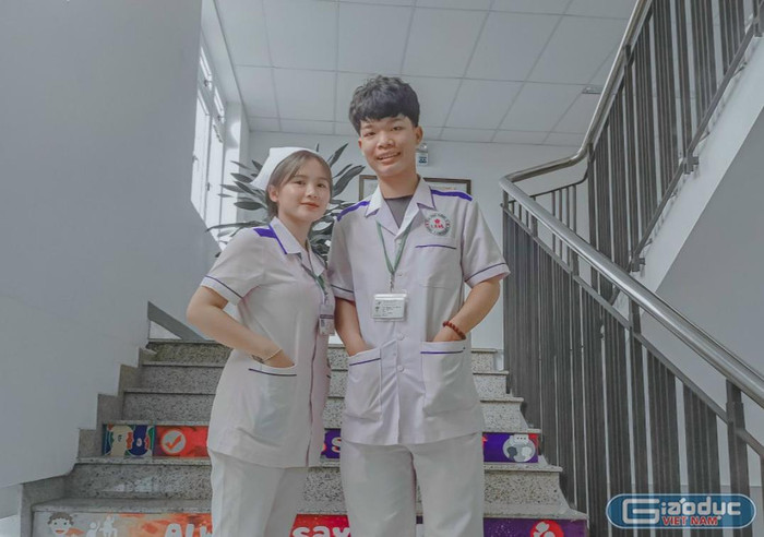 Nguyễn Văn Thắng (bên phải) - sinh viên khoa Y Trường Đại học Đông Á. (Ảnh: NVCC)