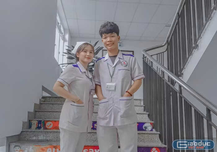 Nguyễn Văn Thắng (bên phải) - sinh viên khoa Y Trường Đại học Đông Á. (Ảnh: NVCC)