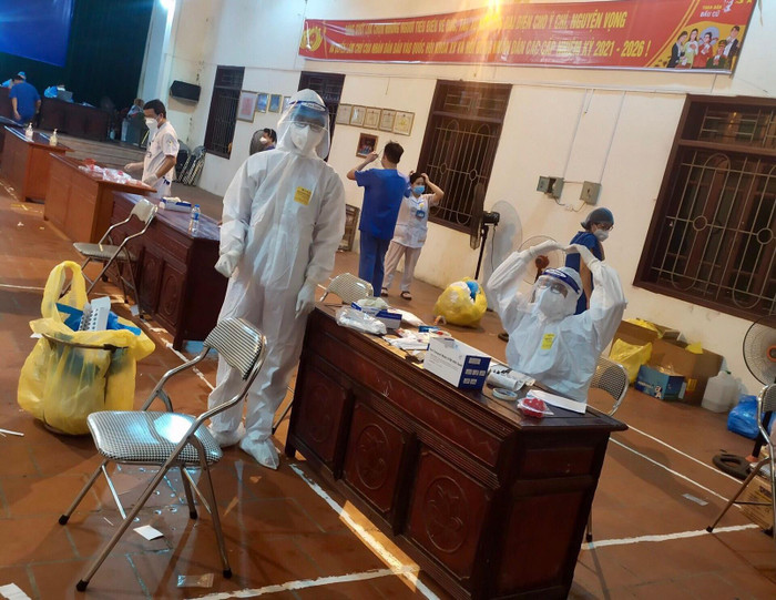Chiến sĩ áo trắng từ Trường đại học Y - dược Thái Nguyên tình nguyện đến tâm dịch thực hiện nhiệm vụ. (Ảnh: NVCC) Chiến sĩ áo trắng từ Trường đại học Y - dược Thái Nguyên tình nguyện đến tâm dịch thực hiện nhiệm vụ. (Ảnh: NVCC)