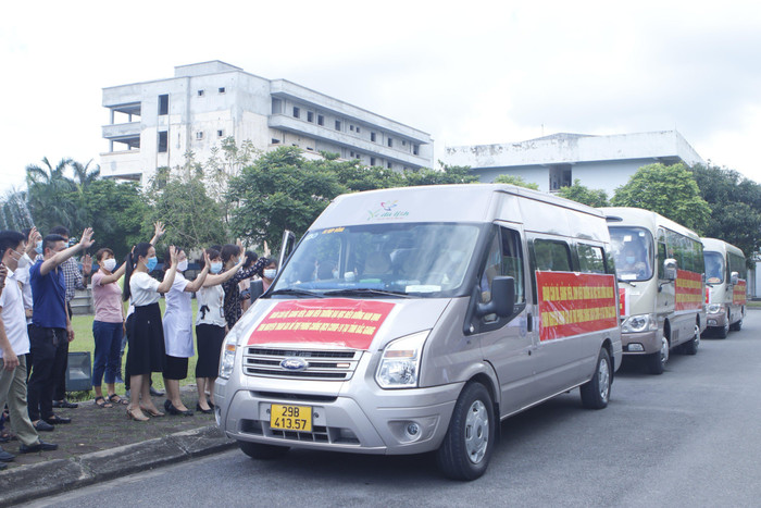 Nhà trường và người thân tiễn đoàn tình nguyện lên đường làm nhiệm vụ. (Ảnh: Nhà trường cung cấp) Nhà trường và người thân tiễn đoàn tình nguyện lên đường làm nhiệm vụ. (Ảnh: Nhà trường cung cấp)