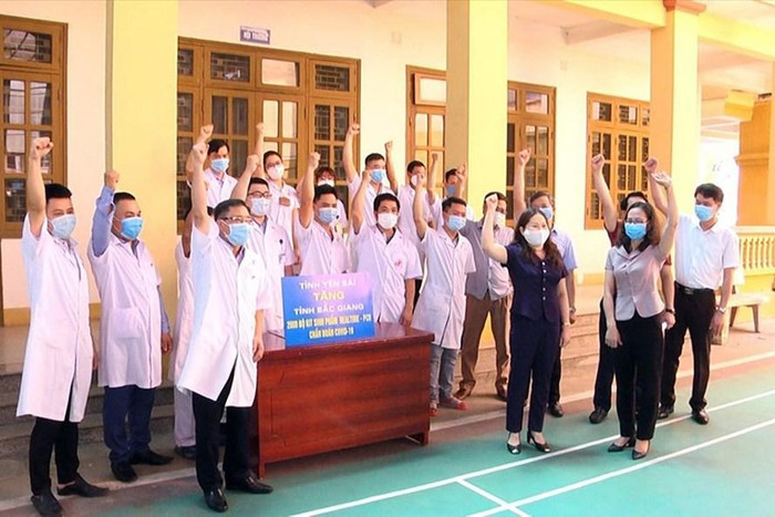 Đoàn y bác sĩ tỉnh Yên Bái quyết tâm cùng "chia lửa" với tâm dịch Bắc Giang (Ảnh: Báo Lao động)