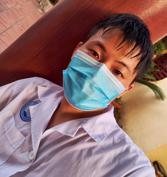 Dương Quang Hà, sinh viên lớp cử nhân xét nghiệm khóa 1, Trường Đại học Y dược Thái Nguyên trong lúc tranh thủ nghỉ ngơi. (Ảnh: NVCC) Dương Quang Hà, sinh viên lớp cử nhân xét nghiệm khóa 1, Trường Đại học Y dược Thái Nguyên trong lúc tranh thủ nghỉ ngơi. (Ảnh: NVCC)