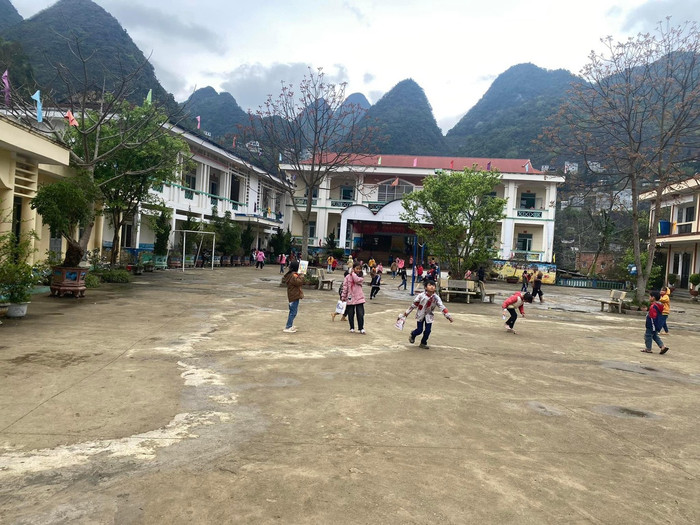 Các em học sinh vui đùa trong sân trường. (Ảnh: NVCC) truong-ptdtbt-tieu-hoc-phu-lung-yen-minh-ha-giang (5).jpg