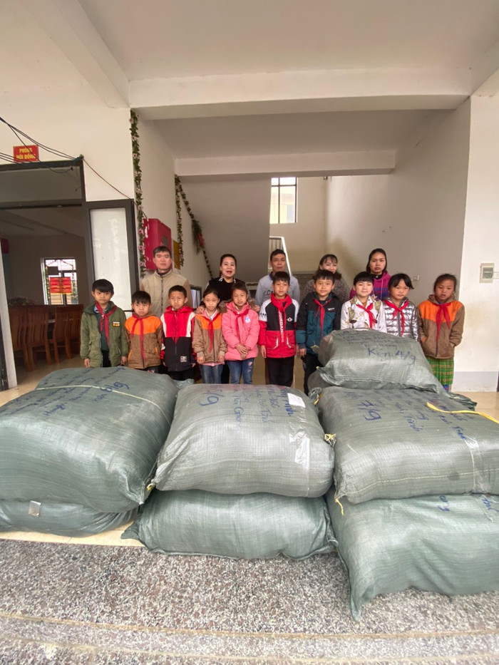 Học sinh nhận quần áo cũ, chăn của một mạnh thường quân ở Thành Phố Hồ Chí Minh quyên góp. Theo thầy Hồng Anh, khi nhà trường về xã khu vực I, điều thầy lo lắng là các mạnh thường quân sẽ cho rằng học sinh của nhà trường có đầy đủ điều kiện nhưng thực tế gia đình của các em còn nhiều khó khăn (Ảnh: NVCC) truong-ptdtbt-tieu-hoc-phu-lung-yen-minh-ha-giang (3).jpg