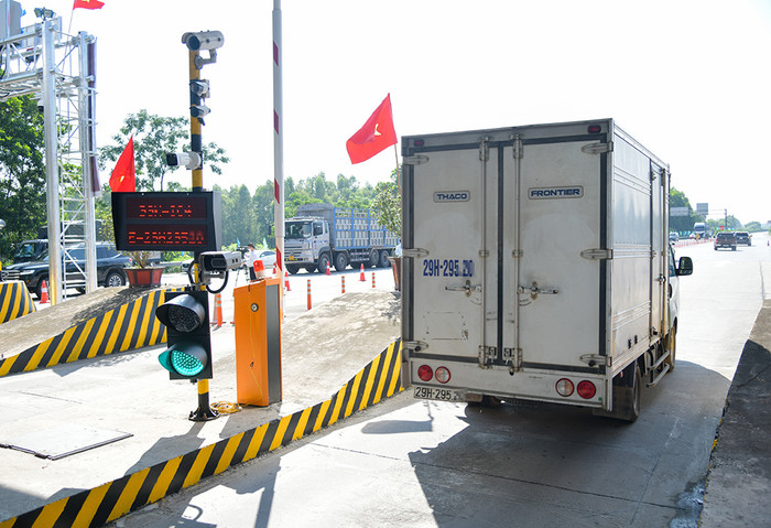 Phương tiện đi qua trạm thu phí không dừng tuyến cao tốc Nội Bài - Lào Cai. (Ảnh: NVCC) vec-etc224.jpg