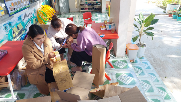 Các giáo viên Trường Mầm non Đắk Kroong làm đồ dùng để giảng dạy. gdvn_gvm-dak-kroong (2).jpg