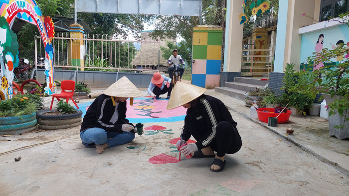 Các giáo viên trang trí khuôn viên sân trường. (Ảnh: NVCC) gdvn_gvm-dak-kroong (1).jpg