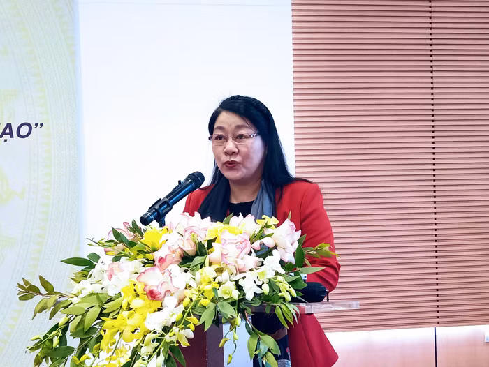 Bà Nguyễn Thị Tuyết Nga - Ủy viên chuyên trách Ủy ban Văn hóa, Giáo dục, Thanh niên, Thiếu niên và Nhi đồng của Quốc hội trình bày nội dung Hội thảo. (Ảnh: Phạm Minh)