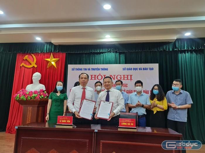 Giám đốc Sở Giáo dục và Đào tạo, Sở Thông tin và truyền thông Hải Phòng ký biên bản hợp tác về chuyển đổi số trong giáo dục và đào tạo ngày 16/7/2021 (Ảnh: Lã Tiến)