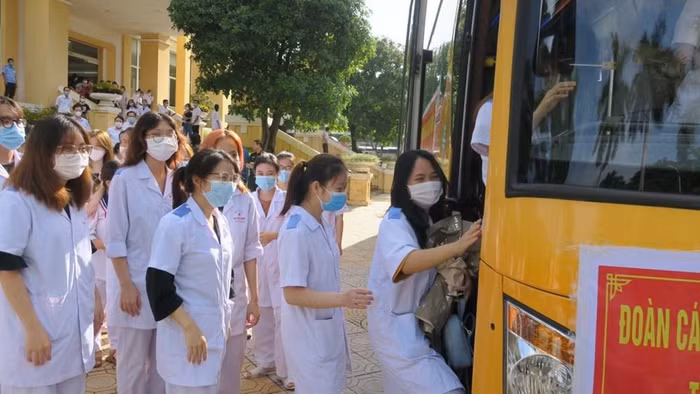 Đoàn cán bộ, sinh viên y tế Hải Phòng lên đường hỗ trợ phòng chống dịch tại Hà Nội. (Ảnh: Cổng thông tin điện tử Thành phố Hải Phòng)