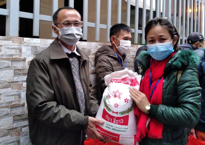 Từ năm 2015, cô Nhung kêu gọi mọi người tặng gạo cho bệnh nhân ở xóm chạy thận. (Ảnh: NVCC)