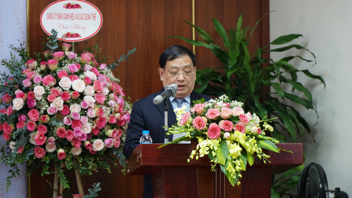 Nhà giáo Nhân dân, Phó Giáo sư, Tiến sĩ Tô Ngọc Hưng - Hiệu trưởng Trường Đại học Hòa Bình đã có những chia sẻ xúc động cùng sinh viên trong buổi Lễ Khai giảng. Nhà giáo Nhân dân, Phó Giáo sư, Tiến sĩ Tô Ngọc Hưng - Hiệu trưởng Trường Đại học Hòa Bình đã có những chia sẻ xúc động cùng sinh viên trong buổi Lễ Khai giảng.