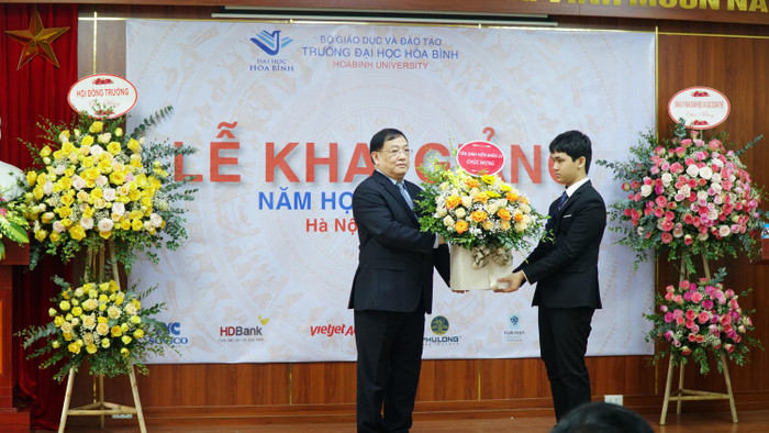 Em Dương Trọng Khiêm gửi tặng nhà trường lẵng hoa tươi thắm, gửi lời tri ân đến các thầy cô giáo hướng tới kỷ niệm ngày Nhà giáo Việt Nam 20/11 Em Dương Trọng Khiêm gửi tặng nhà trường lẵng hoa tươi thắm, gửi lời tri ân đến các thầy cô giáo hướng tới kỷ niệm ngày Nhà giáo Việt Nam 20/11