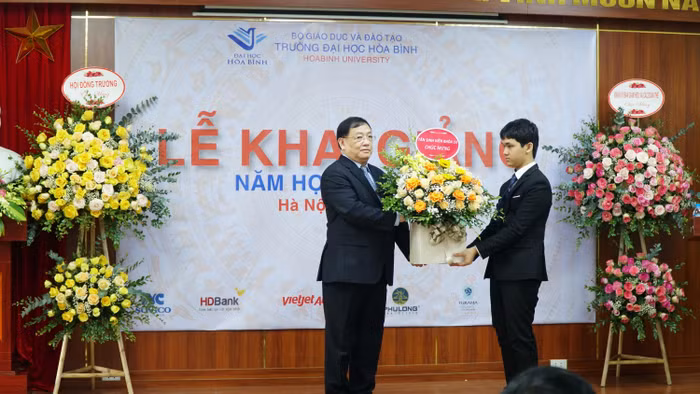 Em Dương Trọng Khiêm gửi tặng nhà trường lẵng hoa tươi thắm, gửi lời tri ân đến các thầy cô giáo hướng tới kỷ niệm ngày Nhà giáo Việt Nam 20/11