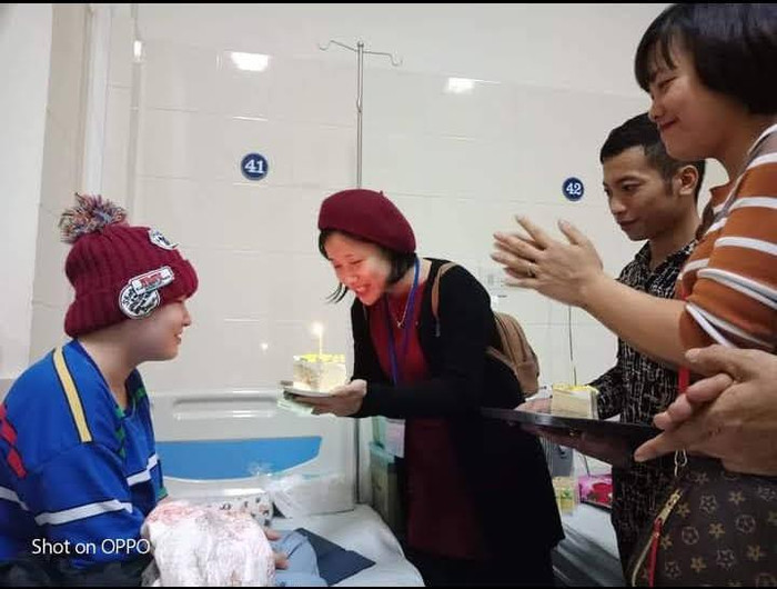 Cô Nhung dành những tình cảm yêu thương đến với bệnh nhi ung thư. (Ảnh: NVCC)