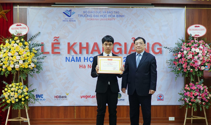 Lãnh đạo nhà trường đã tổ chức khen thưởng cho các tân sinh viên có thành tích cao. Lãnh đạo nhà trường đã tổ chức khen thưởng cho các tân sinh viên có thành tích cao.