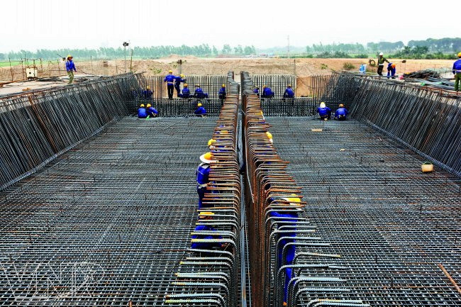 Thi công kết cấu thép cầu Nhật Tân. (Ảnh: Tất Sơn) Thi công kết cấu thép cầu Nhật Tân. (Ảnh: Tất Sơn)