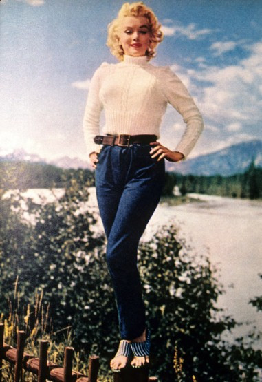 Trông Monroe mạnh mẽ trong quần jeans và áo len cao cổ.
