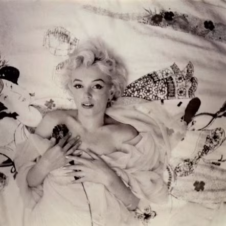 Bức ảnh được chụp bởi nhiếp ảnh gia nổi tiếng người Anh - Cecil Beaton năm 1956 đã thể hiện vẻ đẹp hoàn mỹ của Marilyn Monroe.