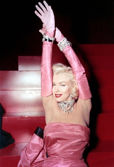 Marilyn biểu diễn bài hát 'Diamonds Are A Girl's Best Friend' trong bộ phim 'Gentlemen Prefer Blondes'.