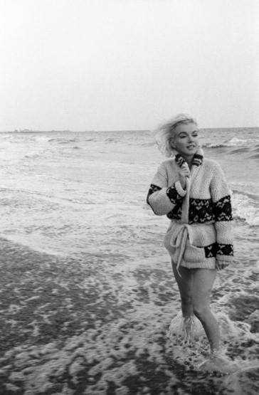 Môt bức ảnh chụp bởi George Barris tại biển Santa Monica gần đỉnh đồi Hollywood