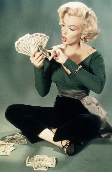 Một cảnh quay trong bộ phim năm 1953 - 'How To Marry a Millionaire' - Monroe với một tệp tiền.