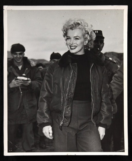 Tháng 2 năm 1954, trong chuyến đi tới Nhật Bản của cặp đôi mới cưới Marilyn Monroe và Joe DiMaggio, cô dâu đã bay tới Hàn Quốc để biểu diễn. Và đây là bức ảnh cô chụp khi diên chiếc áo jacket phi công.