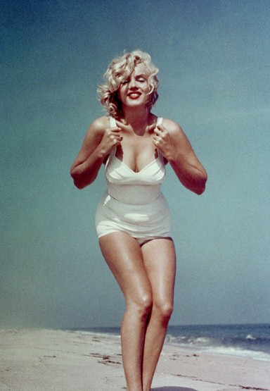 Một Marilyn Monroe với đường cong quyến rũ và đôi môi đỏ ngọt ngào trên bãi biển Amagansett trong chuyến đi du lịch cùng chồng Arthur Miller năm 1957. Đây là một trong những bức ảnh mang tính biểu tiếng nhất của Monroe dưới góc máy của Sam Shaw
