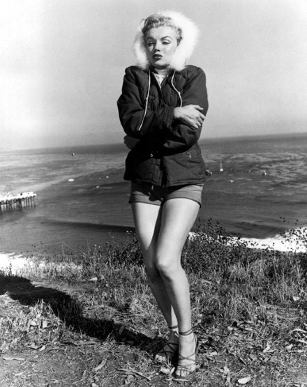 Một Monroe lạnh cóng khoe đôi chân trần giữa biển trong chiếc áo lông vũ.
