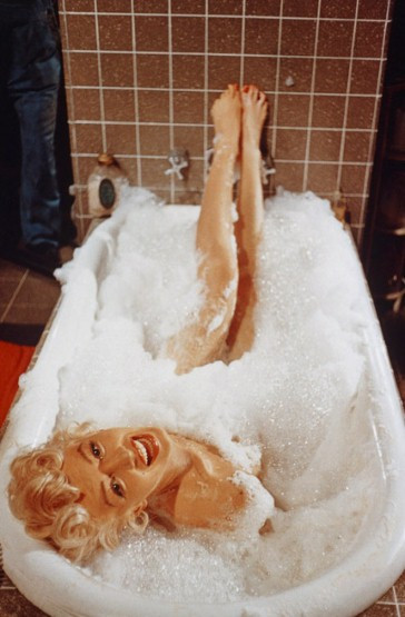 Ảnh chụp Marilyn giữa những đoạn quay cảnh tắm trong bộ phim 'Seven Year Itch', năm 1955.