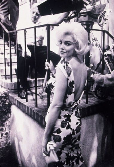 Duyên dáng và quyến rũ với bộ đầm hoa trong bộ phim 'Something's Got To Give' năm 1962