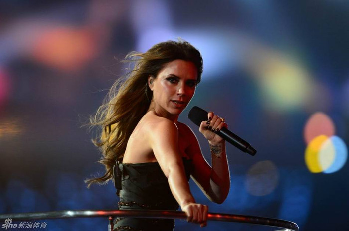 Trước show biểu diễn, nhiều tin đồn cho rằng Victoria Beckham không muốn tham gia chương trình bởi cô quá bận rộn với công việc thiết kế thời trang, nhưng vợ chàng cầu thủ David Beckham đã khiến khán đài lễ bế mạc Olympic phải nóng bừng trong bộ đầm đen cực kỳ gợi cảm