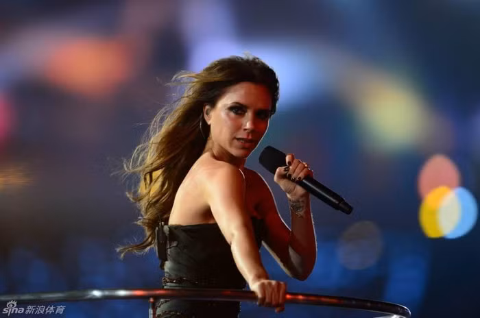 Trước show biểu diễn, nhiều tin đồn cho rằng Victoria Beckham không muốn tham gia chương trình bởi cô quá bận rộn với công việc thiết kế thời trang, nhưng vợ chàng cầu thủ David Beckham đã khiến khán đài lễ bế mạc Olympic phải nóng bừng trong bộ đầm đen cực kỳ gợi cảm