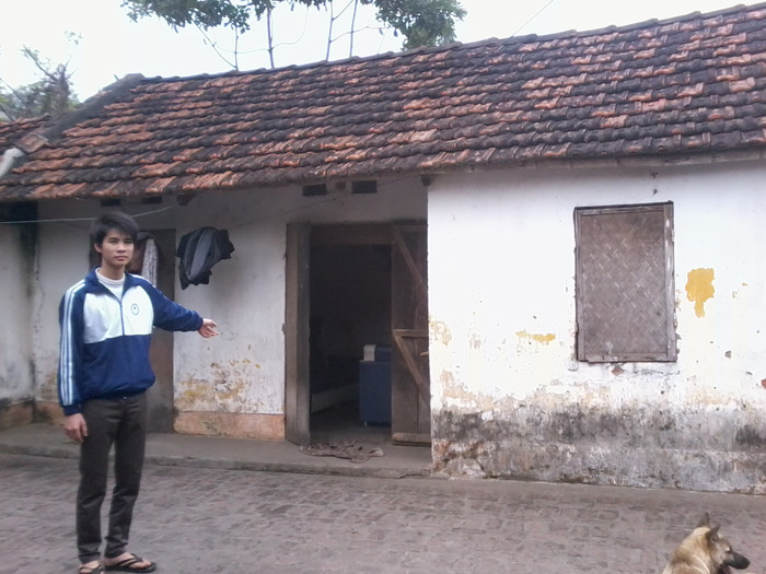 Ngôi nhà của gia đình em Quỹ trước đây đã bị bán từ năm 2009 để lấy tiền chữa bệnh cho cô Năm và em Thúy.