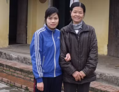 Hạnh bên người cô ruột Lưu Thị Thanh (ảnh: Minh Phúc)