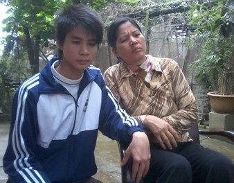 Đỗ Khắc Quỹ bên cạnh người mẹ đau yếu