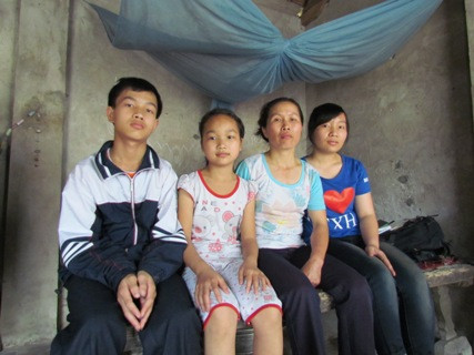 Vũ Thị Hà bên cạnh người mẹ bị sỏi mật và 2 em thơ dại (ảnh: Minh Phúc) Vũ Thị Hà bên cạnh người mẹ bị sỏi mật và 2 em thơ dại (ảnh: Minh Phúc)