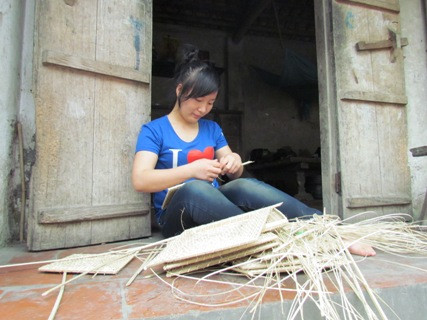 Khi có thời gian rảnh rỗi, Vũ Thị Hà thường giúp mẹ đan mây để kiếm thêm thu nhập (ảnh: Minh Phúc) Khi có thời gian rảnh rỗi, Vũ Thị Hà thường giúp mẹ đan mây để kiếm thêm thu nhập (ảnh: Minh Phúc)