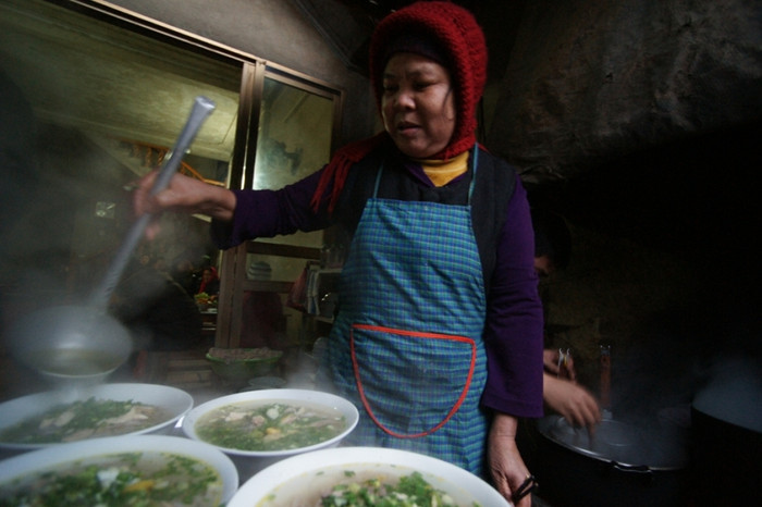 "Sợi phở tráng bằng gạo nương mềm mượt như vuông lụa xếp nếp hồng tươi, thịt gà bản ngọt lừ, chắc nịch, nước dùng trong veo mà thanh nhẹ…bát phở gạo nương trên cao nguyên trắng thơm nồng một buổi sáng tinh sương. Đặt chân đến Bắc Hà, nhớ dừng chân ở đầu thị trấn để thưởng thức món phở gạo nương. Không trắng mịn như sợi phở ở Hà Nội, sợi phở gạo nương ngả sắc nâu hồng, sợi to bản và vị dẻo thơm thì chẳng thể nào tả nổi. Gạo nương tráng bánh phở thường là gạo Ma trá. Vị thanh tao của núi rừng quyện cả vào trong ấy. Nhón sợi phở mà nhấm nháp, đã thấy mát rượi và mềm mại cả cõi lòng. Bên cạnh ấy, những xâu gà luộc treo san sát nhau khoe cái vàng ươm óng ả chỉ nhìn đã ứu nước miếng. Thịt gà bản chắc thớ, da mỏng mà giòn, thịt thì ngọt lừ mà không hề khô xác. Phở ấy, gà ấy, chan vào muôi nước dung đậm đà tinh chất Umami nghi ngút khói là đã ngây ngất lòng người. Nếm thử bát phở gạo nương một lần, lần sau dừng chân ở cao nguyên trắng, chắc chẳng ai lại không nhung nhớ vấn vương cái hương vị ấy" "Sợi phở tráng bằng gạo nương mềm mượt như vuông lụa xếp nếp hồng tươi, thịt gà bản ngọt lừ, chắc nịch, nước dùng trong veo mà thanh nhẹ…bát phở gạo nương trên cao nguyên trắng thơm nồng một buổi sáng tinh sương. Đặt chân đến Bắc Hà, nhớ dừng chân ở đầu thị trấn để thưởng thức món phở gạo nương. Không trắng mịn như sợi phở ở Hà Nội, sợi phở gạo nương ngả sắc nâu hồng, sợi to bản và vị dẻo thơm thì chẳng thể nào tả nổi. Gạo nương tráng bánh phở thường là gạo Ma trá. Vị thanh tao của núi rừng quyện cả vào trong ấy. Nhón sợi phở mà nhấm nháp, đã thấy mát rượi và mềm mại cả cõi lòng. Bên cạnh ấy, những xâu gà luộc treo san sát nhau khoe cái vàng ươm óng ả chỉ nhìn đã ứu nước miếng. Thịt gà bản chắc thớ, da mỏng mà giòn, thịt thì ngọt lừ mà không hề khô xác. Phở ấy, gà ấy, chan vào muôi nước dung đậm đà tinh chất Umami nghi ngút khói là đã ngây ngất lòng người. Nếm thử bát phở gạo nương một lần, lần sau dừng chân ở cao nguyên trắng, chắc chẳng ai lại không nhung nhớ vấn vương cái hương vị ấy"