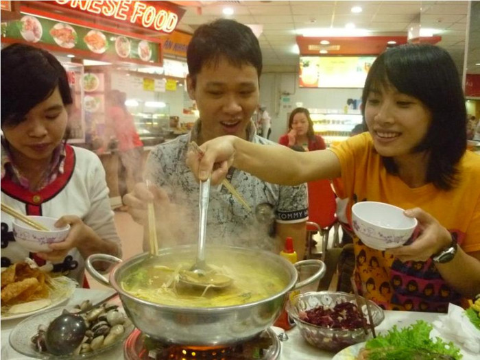 "Đối với tôi, không có gì hạnh phúc và ấm áp hơn khi được ngồi ăn uống cùng gia đình hoặc bạn bè bên một nồi lẩu đang sôi sục trên bếp hồng vào lúc tiết trời hơi se lạnh. Lẩu là một món ăn cực kỳ phổ biến và thỏa sức sáng tạo với những nguyên liệu đi kèm. Với nồi nước dùng ngon ngọt tinh chất của vị Umami và xương hầm, ta có thể bỏ vào đó chút hải sản cho hương vị thêm đậm đà mùi của biển, chút thịt thái mỏng bỏ vào thoáng chốc là tỏa hương ngào ngạt, thịt chín mềm, không quá kỹ và vẫn giữ được vị ngon ban đầu. Đặc biệt khi ăn lẩu sẽ "ngốn" một lượng rau xanh vô cùng lớn, ăn nhiều nhưng lại không hề ngán. Một chút cay cay của sa tế khiến cho người ăn đôi khi phải "ứa" nước mắt và hơi nóng làm cho trán lấm tấm những giọt mồ hôi bất chấp cái lạnh của tiết trời. Điều tuyệt vời nhất của món ăn này chính là càng đông người càng cảm thấy "không khí" thực sự của lẩu, niềm vui khi cùng nhau thưởng thức bên một nồi lẩu bốc hơi nghi ngút khiến cho ta quên đi những phút vội vã lo toan của cuộc đời" "Đối với tôi, không có gì hạnh phúc và ấm áp hơn khi được ngồi ăn uống cùng gia đình hoặc bạn bè bên một nồi lẩu đang sôi sục trên bếp hồng vào lúc tiết trời hơi se lạnh. Lẩu là một món ăn cực kỳ phổ biến và thỏa sức sáng tạo với những nguyên liệu đi kèm. Với nồi nước dùng ngon ngọt tinh chất của vị Umami và xương hầm, ta có thể bỏ vào đó chút hải sản cho hương vị thêm đậm đà mùi của biển, chút thịt thái mỏng bỏ vào thoáng chốc là tỏa hương ngào ngạt, thịt chín mềm, không quá kỹ và vẫn giữ được vị ngon ban đầu. Đặc biệt khi ăn lẩu sẽ "ngốn" một lượng rau xanh vô cùng lớn, ăn nhiều nhưng lại không hề ngán. Một chút cay cay của sa tế khiến cho người ăn đôi khi phải "ứa" nước mắt và hơi nóng làm cho trán lấm tấm những giọt mồ hôi bất chấp cái lạnh của tiết trời. Điều tuyệt vời nhất của món ăn này chính là càng đông người càng cảm thấy "không khí" thực sự của lẩu, niềm vui khi cùng nhau thưởng thức bên một nồi lẩu bốc hơi nghi ngút khiến cho ta quên đi những phút vội vã lo toan của cuộc đời"