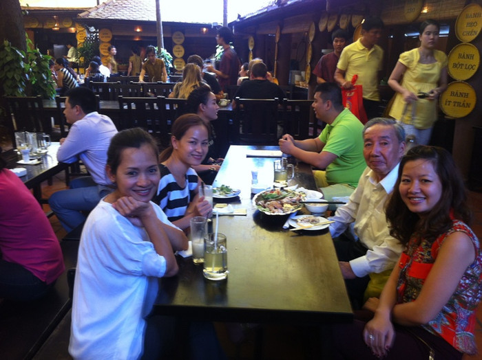 "Một lần tới quán ăn Ngon tại Hà Nội, tôi gặp giáo sư Toàn – vốn là bác sỹ đầu ngành về tim mạch và từ đó tôi đã hân hạnh có được cơ hội tìm hiểu về món ăn tưởng như quen thuộc nhưng hóa ra vẫn còn nhiều điều gây cho mình bất ngờ. Giáo sư Toàn kể ông đi công tác ở nước ngoài khá thường xuyên, và mỗi lần như vậy ông đều rất nhớ món ăn Việt, đặc biệt là ẩm thực của miền Bắc. Ông hài hước chia sẻ món ăn nước ngoài thường rất béo, ví như đùi gà hay sườn cừu khi ăn luôn có rất nhiều mỡ động vật khiến món ăn bị ngấy. Giáo sư hiện sống một mình nên ông thường đi ăn hàng cho tiện, ông là khách hàng quen thuộc của quán ăn Ngon, và món ông thường chọn là cá điêu hồng với nhiều vị chế biến khác nhau. Nếu để chọn vị ngon bốn phương mà Giáo sư thấy thích nhất thì đó chính là món cá điêu hồng, bởi đây là món ăn vừa bổ dưỡng vừa ngọt ngào vị Umami, khi cá được chế biến đúng cách, nó sẽ mất hoàn toàn vị tanh mà chỉ còn vị ngọt ngào như ngọt thịt hay vị của nước dùng vậy. Là giáo sư trong ngành y, ông cũng dành tới tôi lời khuyên nên ăn nhiều cá trong thực đơn của gia đình bởi đây là một món ăn vừa ngon ngọt, vừa bổ dưỡng và không sợ bị nhàm chán bởi có rất nhiều cách chế biến như: hấp xì dầu, rán, nấu canh chua... Bác nói vui mình đã hơn 70 tuổi nhưng vẫn khỏe mạnh một phần bởi ăn cá, hãy bổ sung vào thực đơn nhà bạn món ăn cực bổ dưỡng và ngon miệng này nhé!" "Một lần tới quán ăn Ngon tại Hà Nội, tôi gặp giáo sư Toàn – vốn là bác sỹ đầu ngành về tim mạch và từ đó tôi đã hân hạnh có được cơ hội tìm hiểu về món ăn tưởng như quen thuộc nhưng hóa ra vẫn còn nhiều điều gây cho mình bất ngờ. Giáo sư Toàn kể ông đi công tác ở nước ngoài khá thường xuyên, và mỗi lần như vậy ông đều rất nhớ món ăn Việt, đặc biệt là ẩm thực của miền Bắc. Ông hài hước chia sẻ món ăn nước ngoài thường rất béo, ví như đùi gà hay sườn cừu khi ăn luôn có rất nhiều mỡ động vật khiến món ăn bị ngấy. Giáo sư hiện sống một mình nên ông thường đi ăn hàng cho tiện, ông là khách hàng quen thuộc của quán ăn Ngon, và món ông thường chọn là cá điêu hồng với nhiều vị chế biến khác nhau. Nếu để chọn vị ngon bốn phương mà Giáo sư thấy thích nhất thì đó chính là món cá điêu hồng, bởi đây là món ăn vừa bổ dưỡng vừa ngọt ngào vị Umami, khi cá được chế biến đúng cách, nó sẽ mất hoàn toàn vị tanh mà chỉ còn vị ngọt ngào như ngọt thịt hay vị của nước dùng vậy. Là giáo sư trong ngành y, ông cũng dành tới tôi lời khuyên nên ăn nhiều cá trong thực đơn của gia đình bởi đây là một món ăn vừa ngon ngọt, vừa bổ dưỡng và không sợ bị nhàm chán bởi có rất nhiều cách chế biến như: hấp xì dầu, rán, nấu canh chua... Bác nói vui mình đã hơn 70 tuổi nhưng vẫn khỏe mạnh một phần bởi ăn cá, hãy bổ sung vào thực đơn nhà bạn món ăn cực bổ dưỡng và ngon miệng này nhé!"