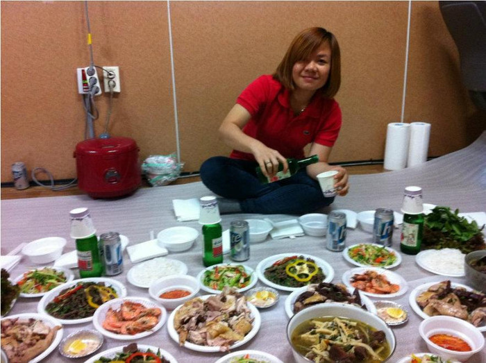 "Đây là món ăn mẹ tôi hay làm mỗi lần tôi về quê thăm gia đình. Tô canh giàu chất dinh dưỡng, đậm đà hương vị Umami nhưng không quá ngấy. Măng khô cắt bớt đoạn già, xé măng thành từng sợi vừa ăn. Ngâm măng trong nước lạnh khoảng hơn một ngày. Thỉnh thoảng thay nước ngâm măng nhiều lần, để măng ra bớt vị chua và có nước trong. Tiếp theo đun nồi nước sôi, thả măng vào luộc qua, đổ măng lên rổ cho ráo nước. Xương lợn luộc sơ qua, đổ bỏ nước luộc xương. Đun nóng hai thìa nhỏ dầu ăn, phi hành thơm, đổ măng vào xào, thêm vào hai thìa nhỏ nước mắm, một thìa nhỏ muối, nửa thìa hạt nêm, tí hạt tiêu, đun tầm 5 phút. Sau đó thêm xương lợn, đổ nước lạnh ngập mặt xương và măng. Đun sôi đến khi măng và thịt mềm, nêm nếm lại tùy theo khẩu vị của bạn. Cuối cùng tắt bếp, rắc hành lá, rau mùi đã thái nhỏ. Với cách làm trên tôi đã có một món ăn ngon cho gia đình thưởng thức" "Đây là món ăn mẹ tôi hay làm mỗi lần tôi về quê thăm gia đình. Tô canh giàu chất dinh dưỡng, đậm đà hương vị Umami nhưng không quá ngấy. Măng khô cắt bớt đoạn già, xé măng thành từng sợi vừa ăn. Ngâm măng trong nước lạnh khoảng hơn một ngày. Thỉnh thoảng thay nước ngâm măng nhiều lần, để măng ra bớt vị chua và có nước trong. Tiếp theo đun nồi nước sôi, thả măng vào luộc qua, đổ măng lên rổ cho ráo nước. Xương lợn luộc sơ qua, đổ bỏ nước luộc xương. Đun nóng hai thìa nhỏ dầu ăn, phi hành thơm, đổ măng vào xào, thêm vào hai thìa nhỏ nước mắm, một thìa nhỏ muối, nửa thìa hạt nêm, tí hạt tiêu, đun tầm 5 phút. Sau đó thêm xương lợn, đổ nước lạnh ngập mặt xương và măng. Đun sôi đến khi măng và thịt mềm, nêm nếm lại tùy theo khẩu vị của bạn. Cuối cùng tắt bếp, rắc hành lá, rau mùi đã thái nhỏ. Với cách làm trên tôi đã có một món ăn ngon cho gia đình thưởng thức"