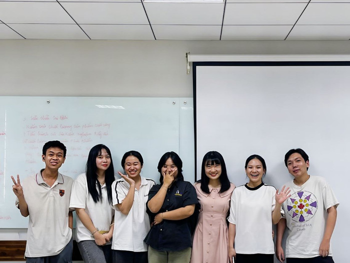 Thạc sĩ Trần Đình Lâm Anh (váy hồng) cùng các bạn sinh viên. Ảnh: NVCC Cô Lâm Anh.jpg