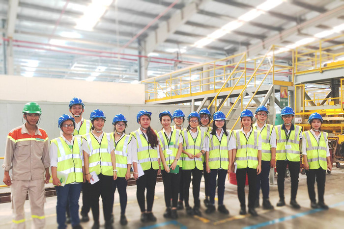 Sinh viên ngành Quản lý Công nghiệp, Trường Đại học Bách khoa, Đại học Quốc gia Thành phố Hồ Chí Minh tham quan nhà máy. Ảnh: NTCC SV ngành QLCN, ĐHBK tham quan nhà máy.jpg