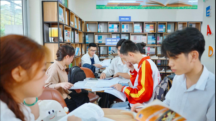 Sinh viên ngành Quản lý Công nghiệp, Trường Đại học Kỹ thuật Công nghiệp, Đại học Thái Nguyên học tập tại thư viện. Ảnh: NTCC SV nganh QLCN, ĐHTN học tập trên thư viện.jpg