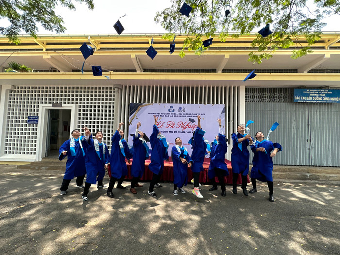 Sinh viên ngành Bảo dưỡng công nghiệp trong ngày lễ tốt nghiệp. Ảnh: Website nhà trường SV ngành BDCN trong ngày tốt nghiệp (anh website).jpg