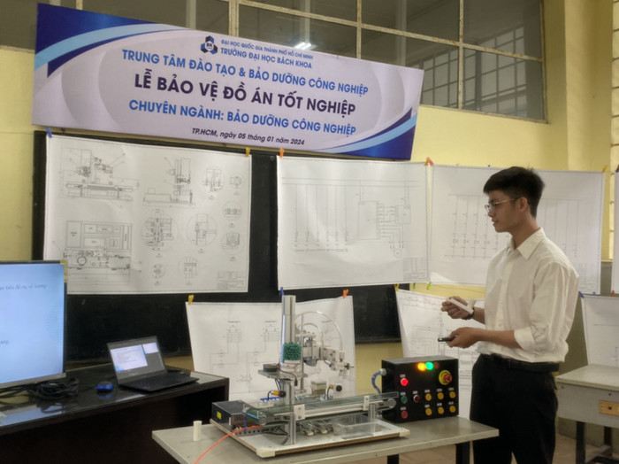 Sinh viên ngành Bảo dưỡng công nghiệp bảo vệ đồ án tốt nghiệp. Ảnh: Website nhà trường SV ngành BDCN bảo vệ đồ án tốt nghiệp (anh website).jpg