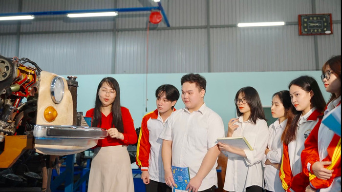 Sinh viên ngành Quản lý Công nghiệp, Trường Đại học Kỹ thuật Công nghiệp, Đại học Thái Nguyên trải nghiệm thực tế tại doanh nghiệp. Ảnh: NTCC Sinh vien nganh QLCN, ĐHTN trải nghiệm thực tế trong doanh nghiệp.jpg