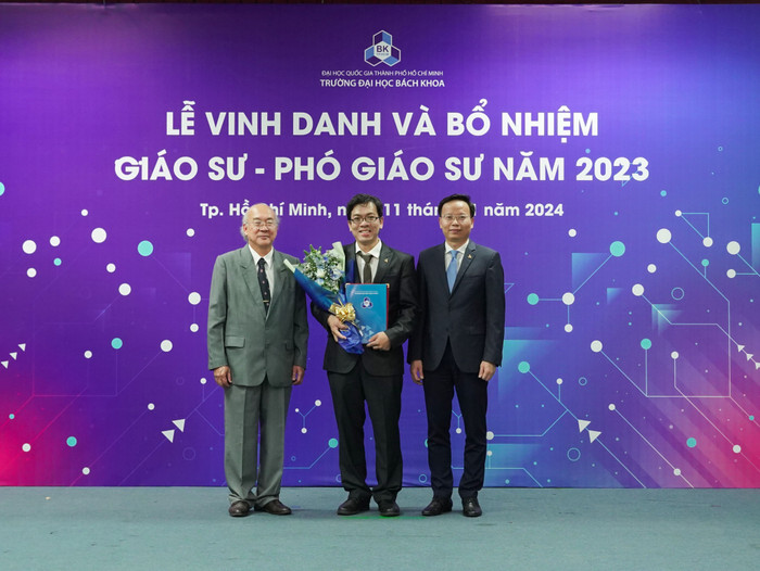 Phó Giáo sư, Tiến sĩ Nguyễn Thanh Trương (ở giữa) - Giám đốc Trung tâm Đào tạo Bảo dưỡng Công nghiệp, Trường Đại học Bách khoa, Đại học Quốc gia Thành phố Hồ Chí Minh. Ảnh: Website nhà trường PGS TS Nguyễn Thanh Trương (ở giữa), giám đốc trung tâm đào tạo BDCN (anh website).jpg