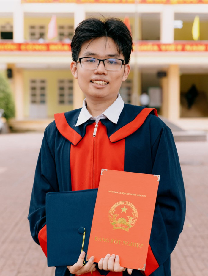 Em Lê Doãn Thọ là thủ khoa khối A01 tỉnh Kon Tum trong kỳ thi tốt nghiệp trung học phổ thông năm 2023. Ảnh: NVCC Bạn Lê Doãn Thọ.jpg